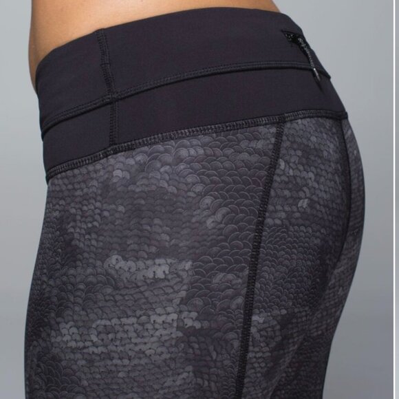 Lululemon RUN: Inspire Crop II *All Full-On Luxtreme, Sequin Snake, 21", Size 6 - Picture 5 of 15